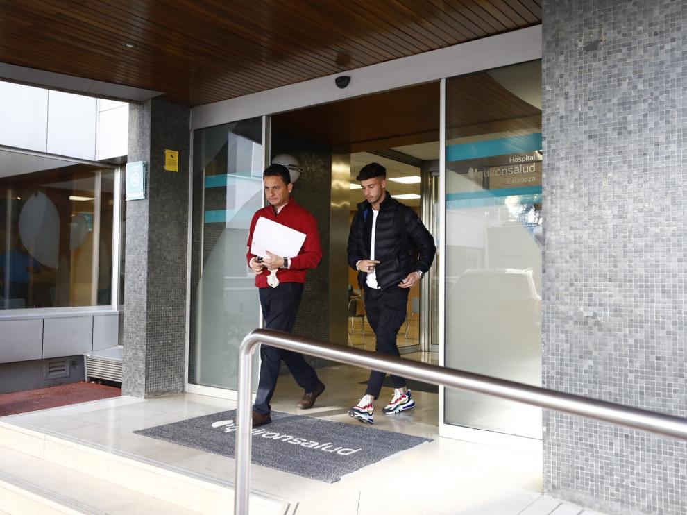 Javi Puado, acompañado del jefe de los servicios médicos del Real Zaragoza, Ireneo de los Mártires Almingol, tras practicarse las prueba médicas.