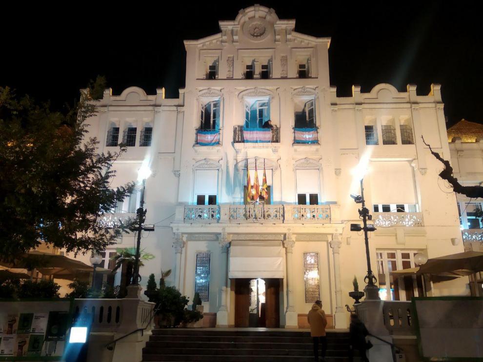 La bandera celeste, rosa y blanca lucirá en el Casino de Huesca hasta el día 25 para conmemorar el Día Internacional de la Memoria Trans.