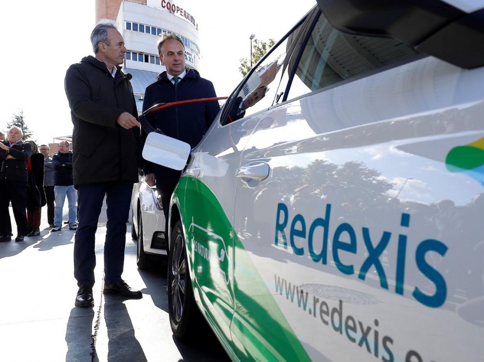 El alcalde de Zaragoza, Jorge Azcón, con el director regional de la zona norte de Redexis, Fernando Salvador.