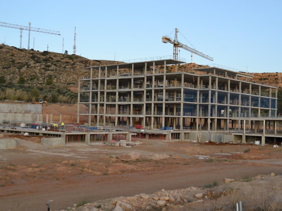 Tres operarios trabajaban ayer por la tarde en el hospital de Alcañiz.