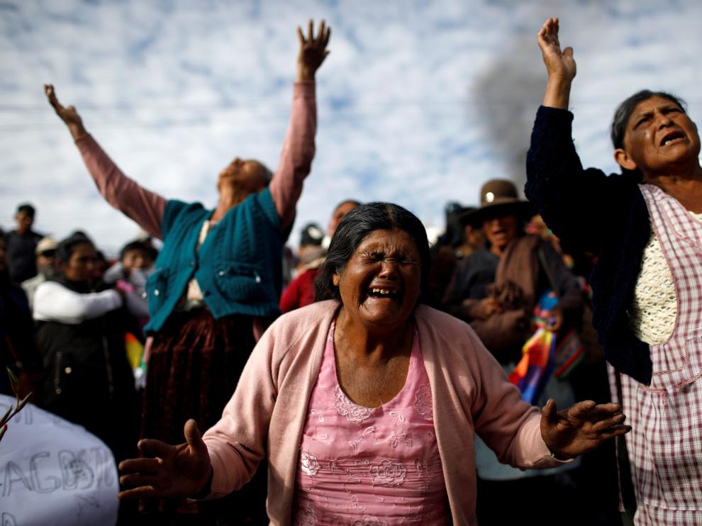 Seguidores de Evo Morales lloran la muerte de un hombre a manos de las fuerzas de seguridad durante las protestas.