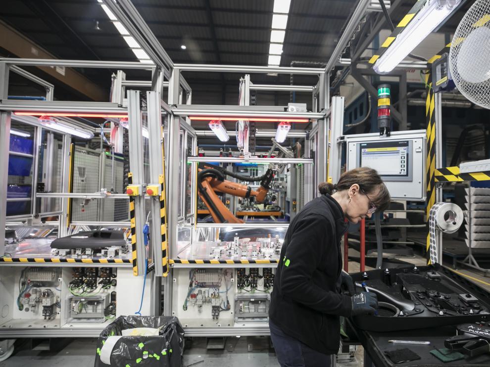 Una trabajadora en las instalaciones de la planta Módulos Ribera Alta (MRA), del grupo CEFA, en Figueruelas