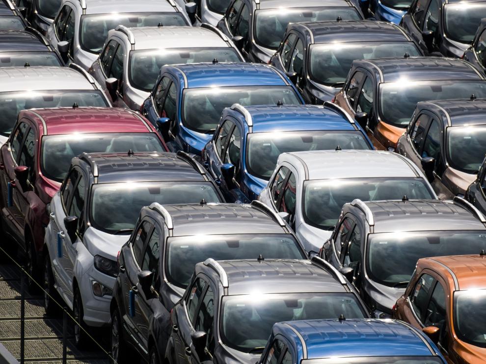 Varias pilas de coches nuevos siendo transportados hasta su destino.