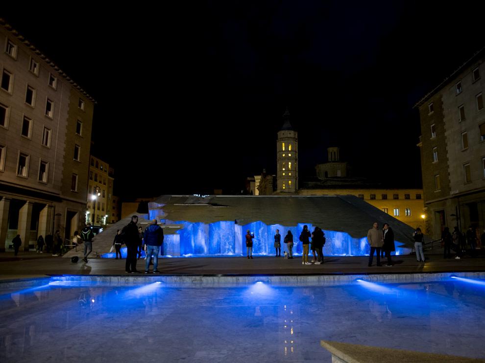 La fuente de la Hispanidad se iluminó de azul el día Mundial del Autismo