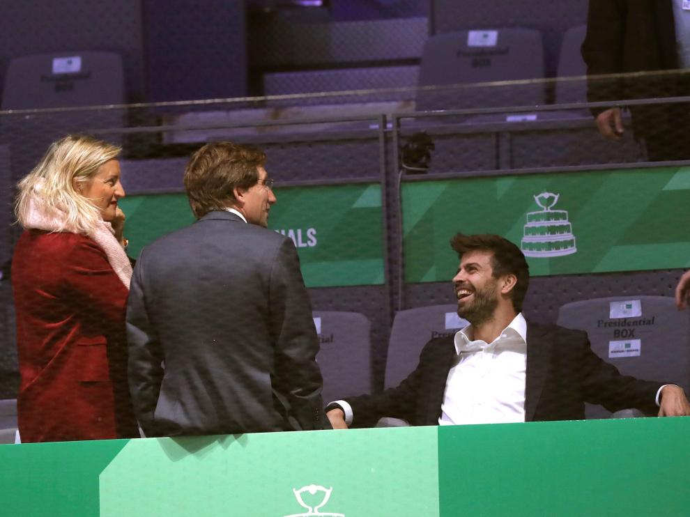 El defensa del FC Barcelona, cofundador de la empresa Kosmos y responsable del nuevo formato de las finales de la Copa Davis, Gerard Piqué conversa con el alcalde de Madrid, José Luis Martínez-Almeida, en la Caja Mágica de Madrid.