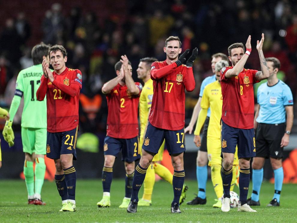 Los futbolistas de la selección celebran su victoria contra Rumanía.