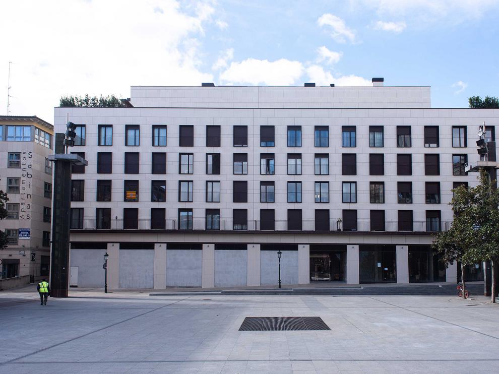 Vista del edificio de viviendas en cuyos bajos se ubicará el futuro centro de visitantes de Zaragoza.