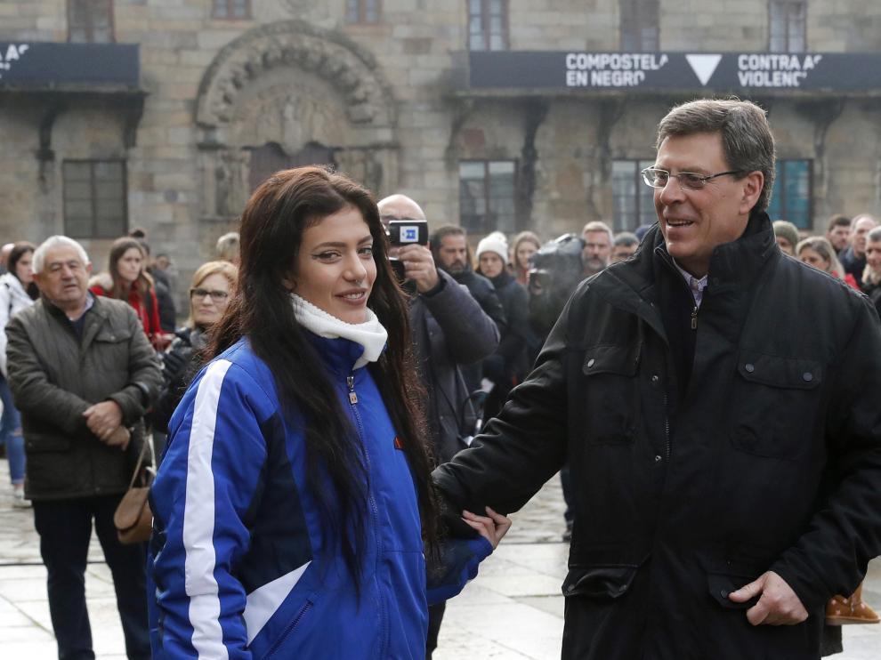 Juan Carlos Quer y su hija Valeria reciben el cariño de centenares de personas en el minuto de silencio celebrado por Diana el pasado sábado.