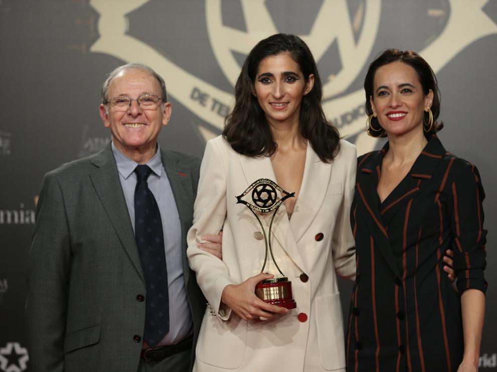 La actriz Alba Flores, en el centro, recibe el Premio a la Mejor Actriz por su papel en 'La casa de papel'.