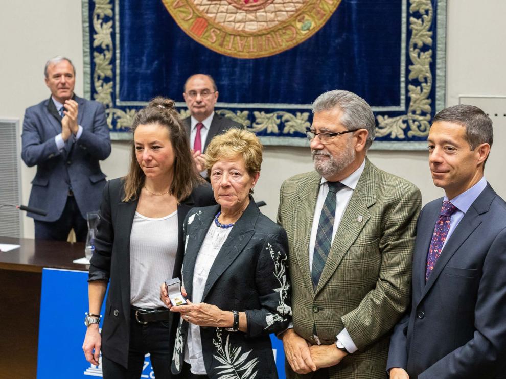 La familia de José Bermejo junto al rector de la Universidad de Zaragoza, José Antonio Mayoral.
