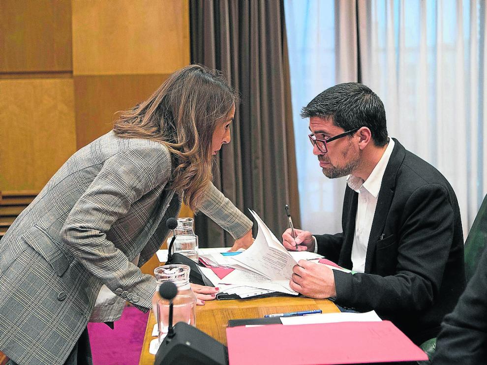 María Navarro conversa con el edil socialista Horacio Royo en la comisión de Hacienda de octubre.