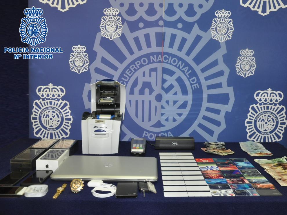 Objetos incautados por la Policía Nacional a los dos brasileños detenidos en Calatayud.