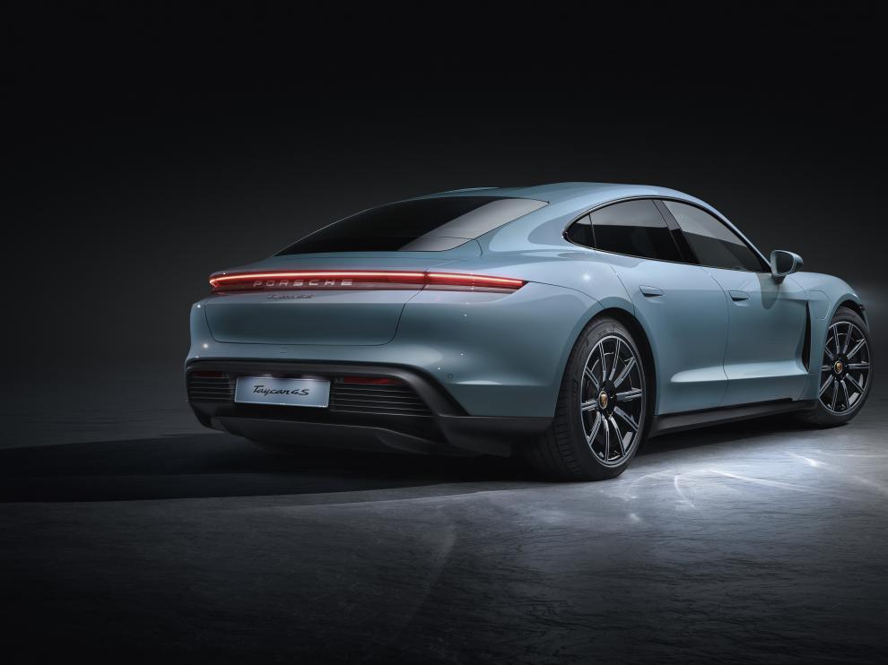 El nuevo Porsche Taycan 4S se estrenará en dos versiones: 'Performance' y 'Performance Plus'.