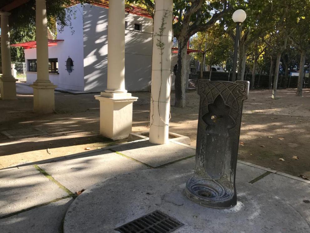 Una de las fuentes del parque Miguel Servet de Huesca.