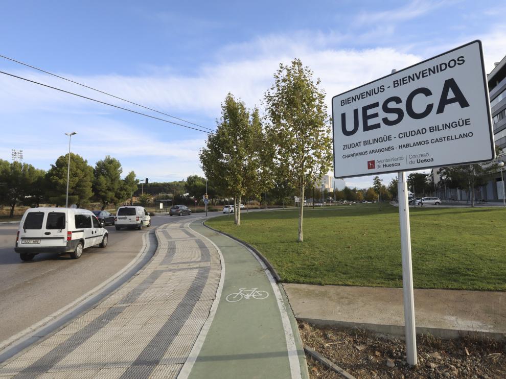 Uno de los letreros bilingües colocados en la avenida Martínez de Velasco y ya retirado