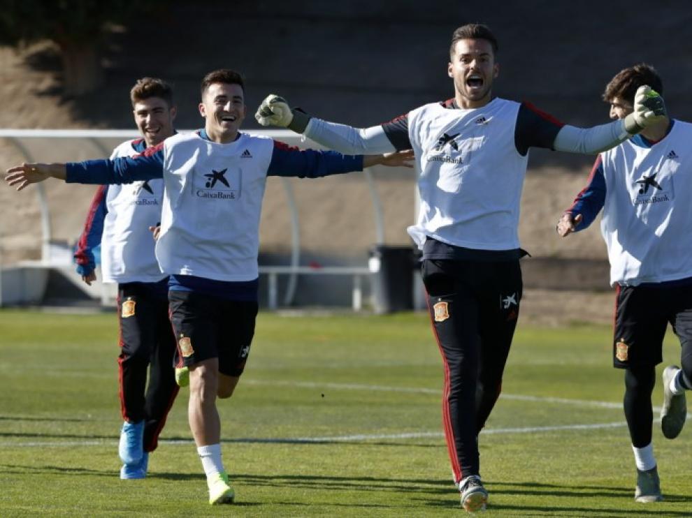 Álvaro Fernández, en el centro de la imagen, durante un entrenamiento con la sub 21.