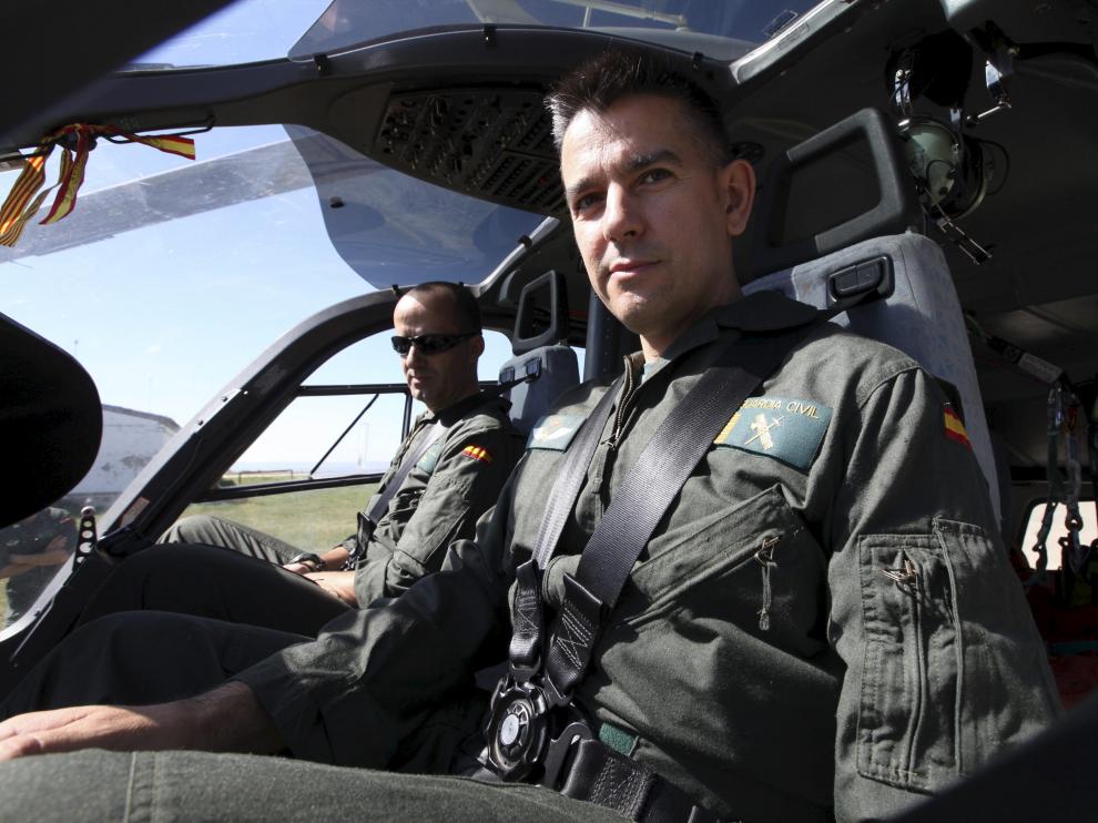 En primer plano, el brigada García Valcárcel pilotando el helicóptero de rescate.