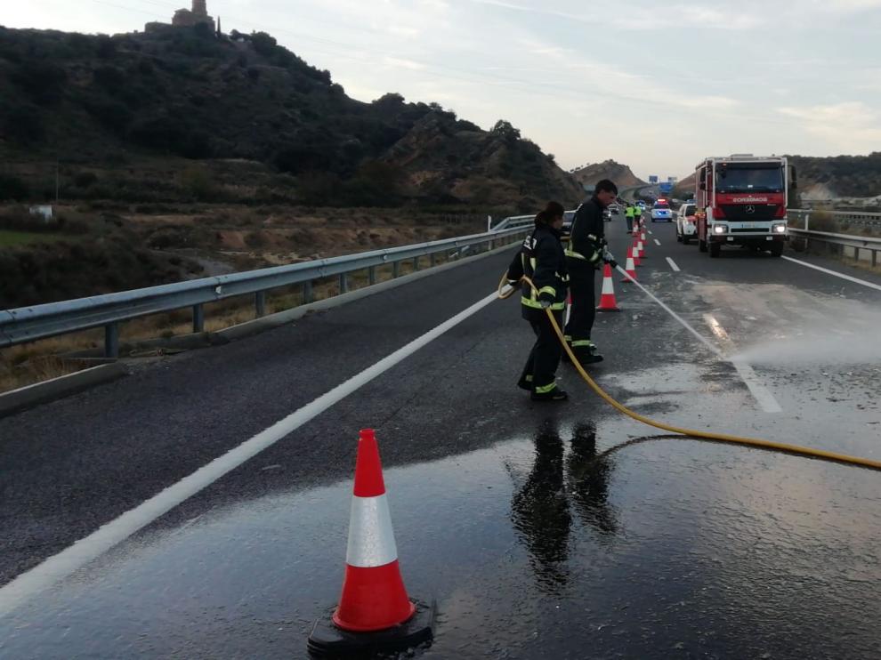 Labores de limpieza de los bomberos del Parque de la Comarca de Somontano