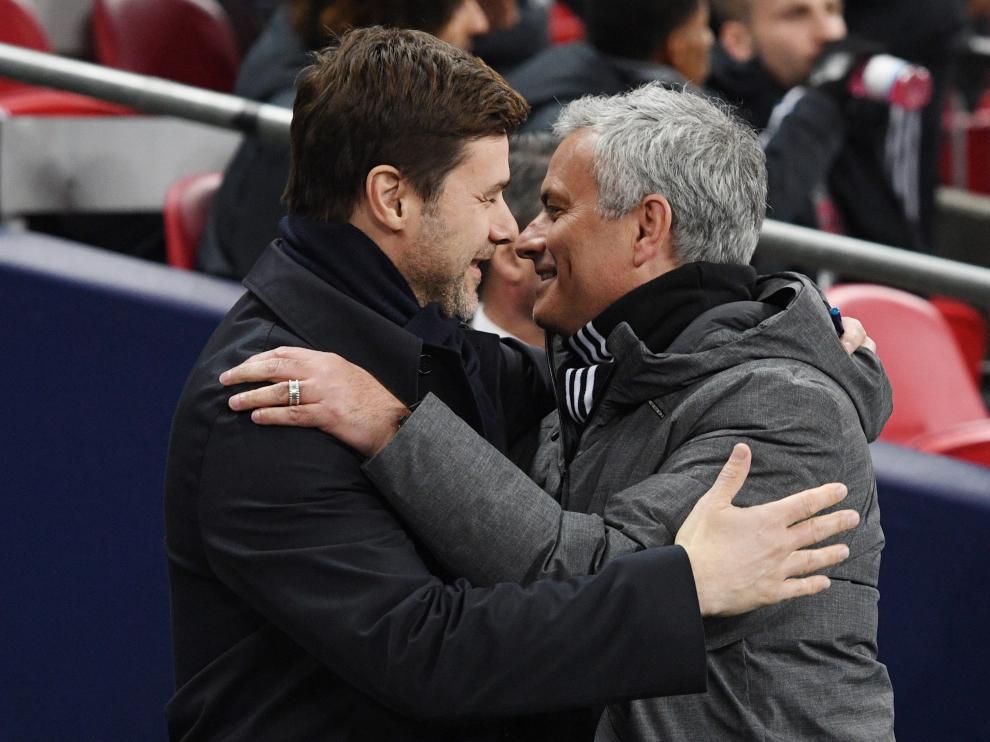 Mauricio Pochettino (izquierda) y Jose Mourinho se abrazan en un partido del año pasado entre los equipos a los que entrenaban, el Tottenham y el Manchester Uniterd, respectivamente.