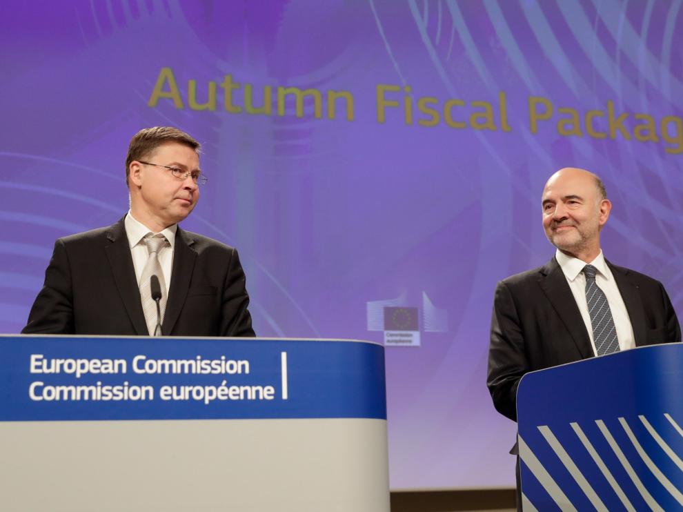 El vicepresidente Dombrovskis y el comisario Moscovici, de la Comisión Europea, durante la rueda de prensa de ayer.
