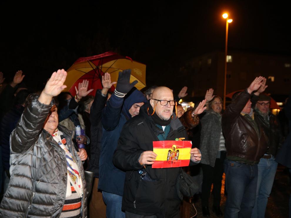 Asistentes a la misa por el aniversario de la muerte del dictador Francisco Franco realizan el saludo fascista