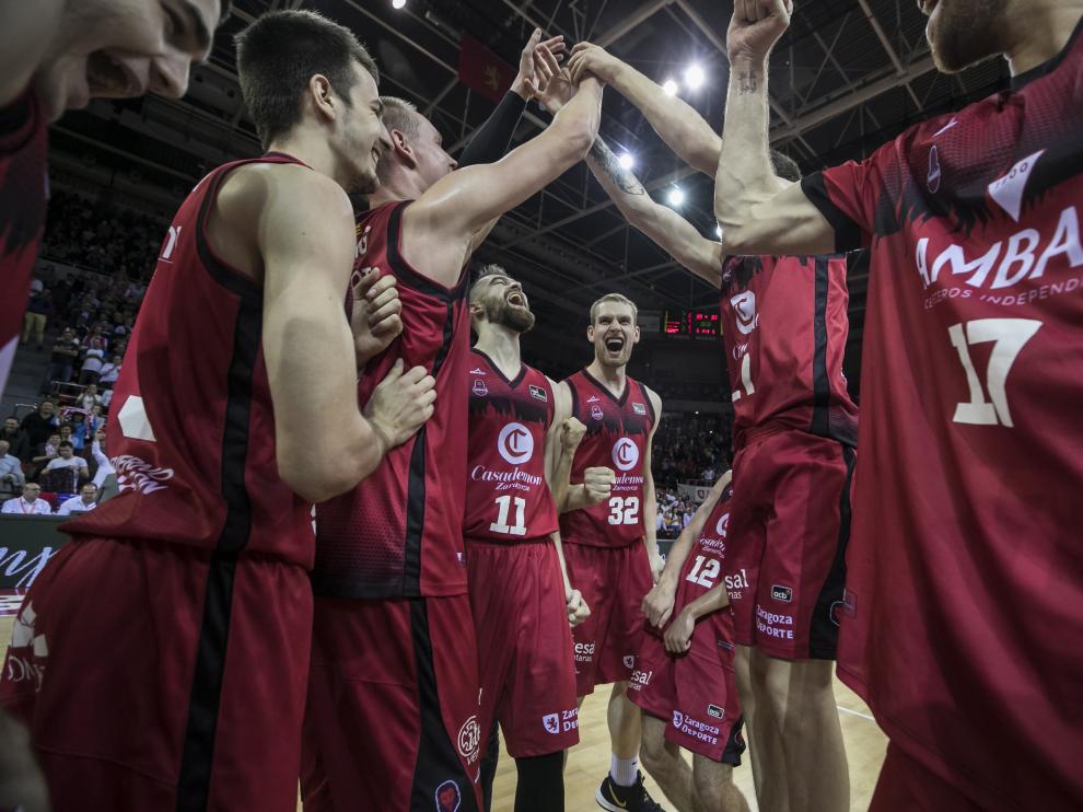 Los jugadores del Casademont Zaragoza celebran la victoria ante el Barcelona.