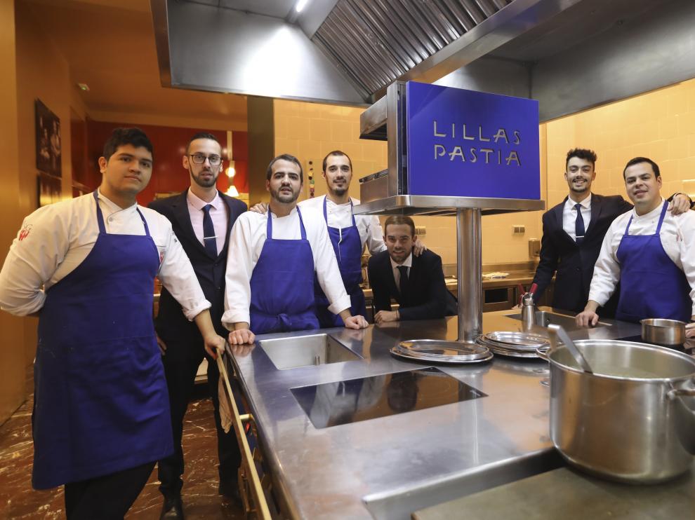 El equipo de Lillas Pastia, de Huesca, posa tras conocer la renovación de la estrella Michelin, el miércoles por la noche.