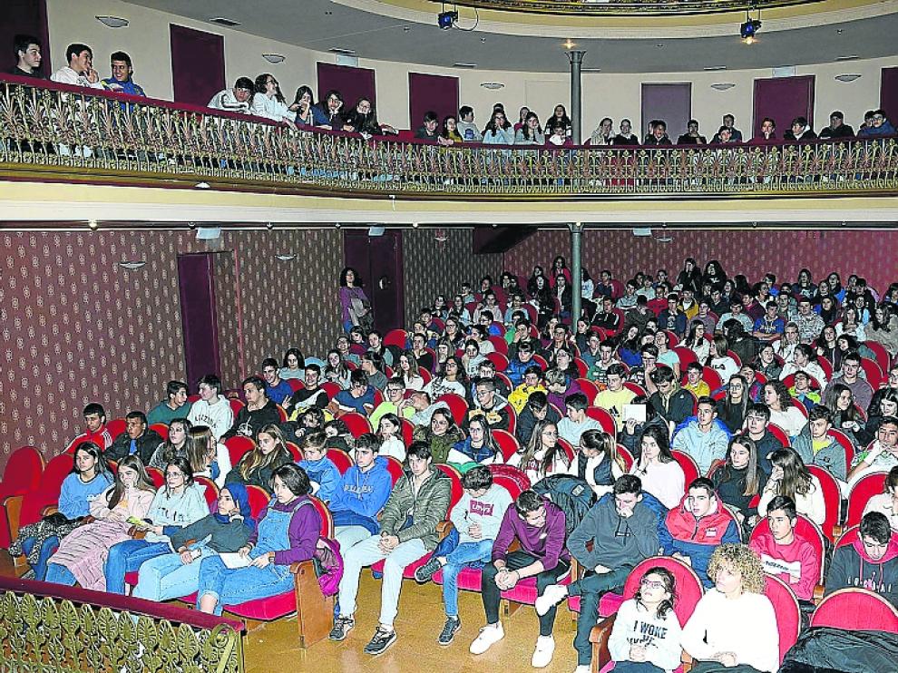 El Teatro Municipal de Alcañiz, hasta la bandera de escolares