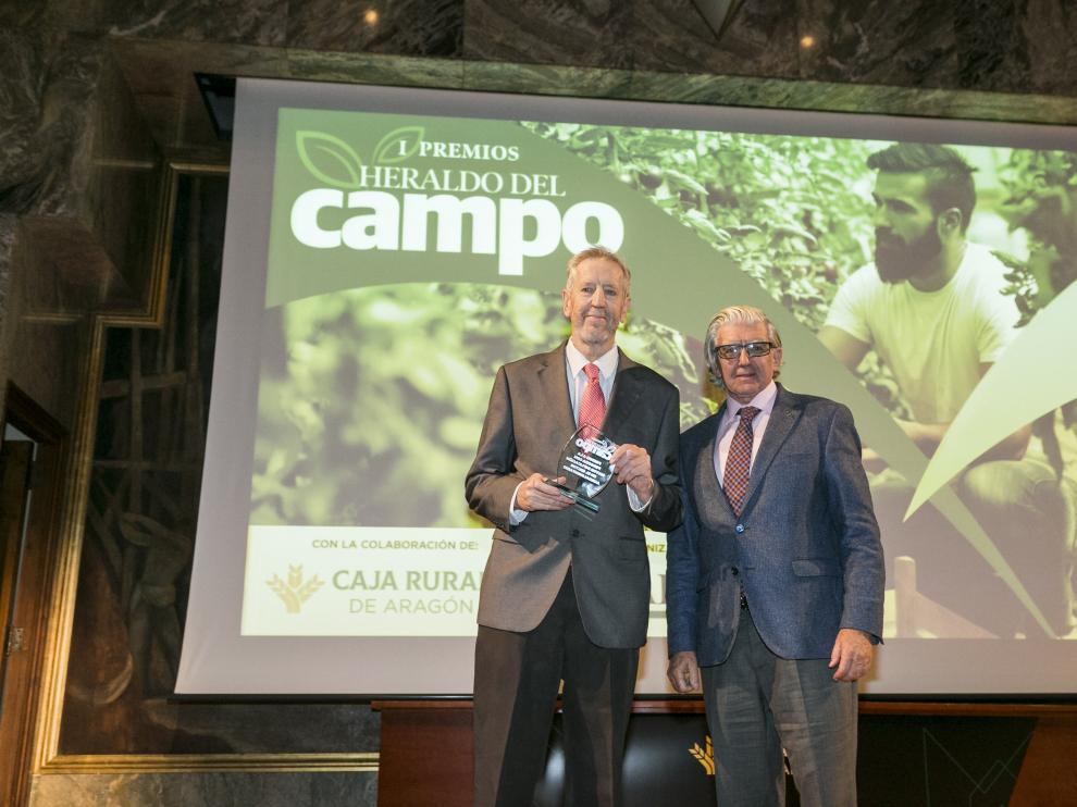 Fernando de Yarza, vicepresidente de HERALDO DE ARAGÓN, fue el encargado de entregar el premio a Francisco Marcén.
