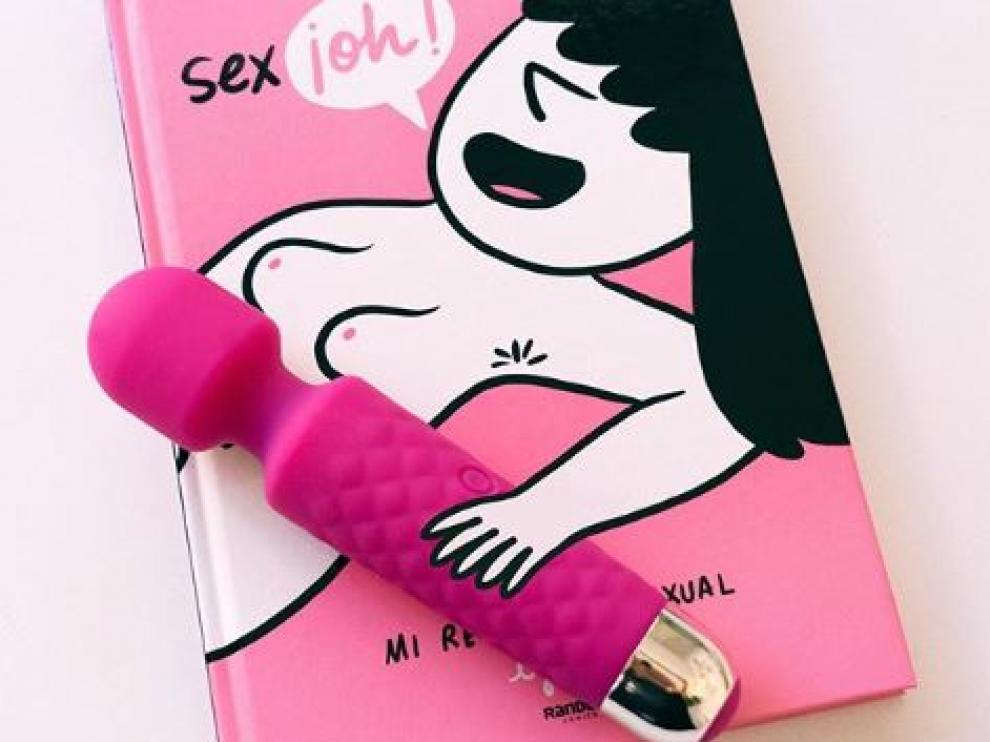 Imagen en Instagram del libro 'sexOh. Mi revolución sexual', de Lyona, junto al vibrador que le dio la idea de escribirlo.