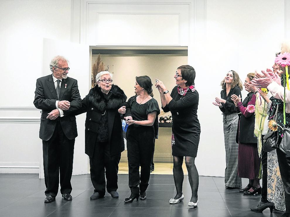Los invitados aplauden a Ana María Górriz a su llegada al salón del Hotel Reino de Aragón donde se le homenajeó