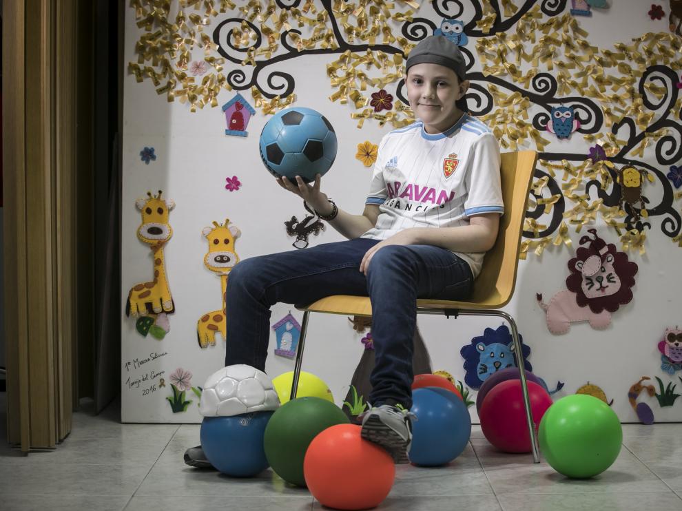 Miguel Ángel Navazo, niño de once años enfermo de cáncer, en la sede de Aspanoa.