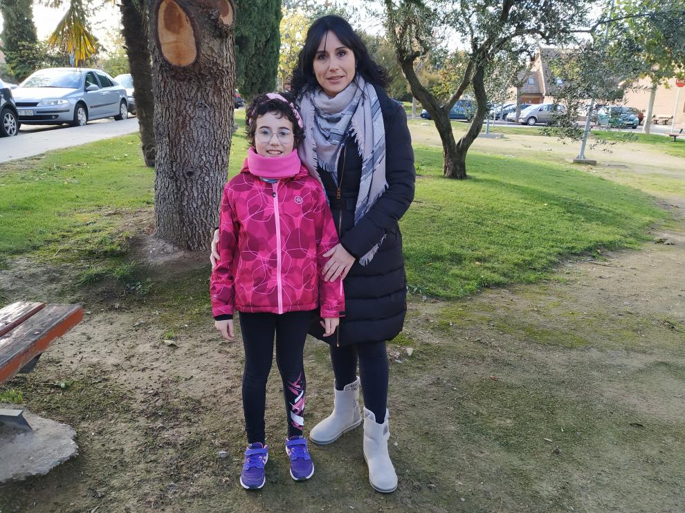 Nora y su madre Silvia, en un parque de Tarazona.