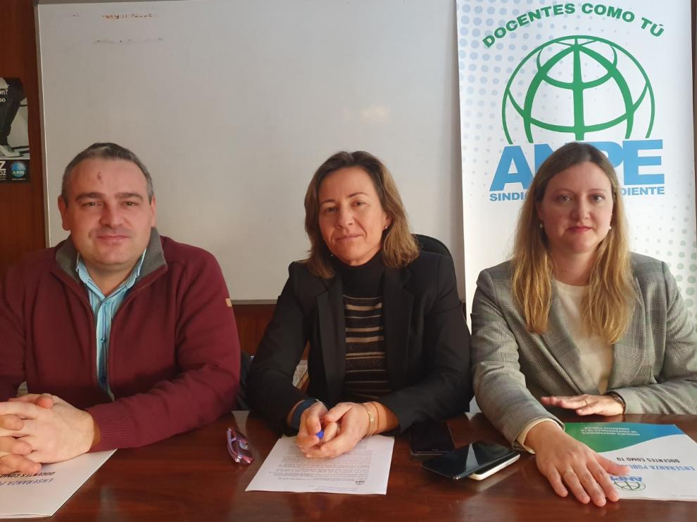 Pedro Manuel Andrés, presidente de ANPE Teruel; Teresa Hernández, presidenta de ANPE Aragón y Defensora del Profesor en Aragón, y Marta Garrido, presidente de ANPE Zaragoza.