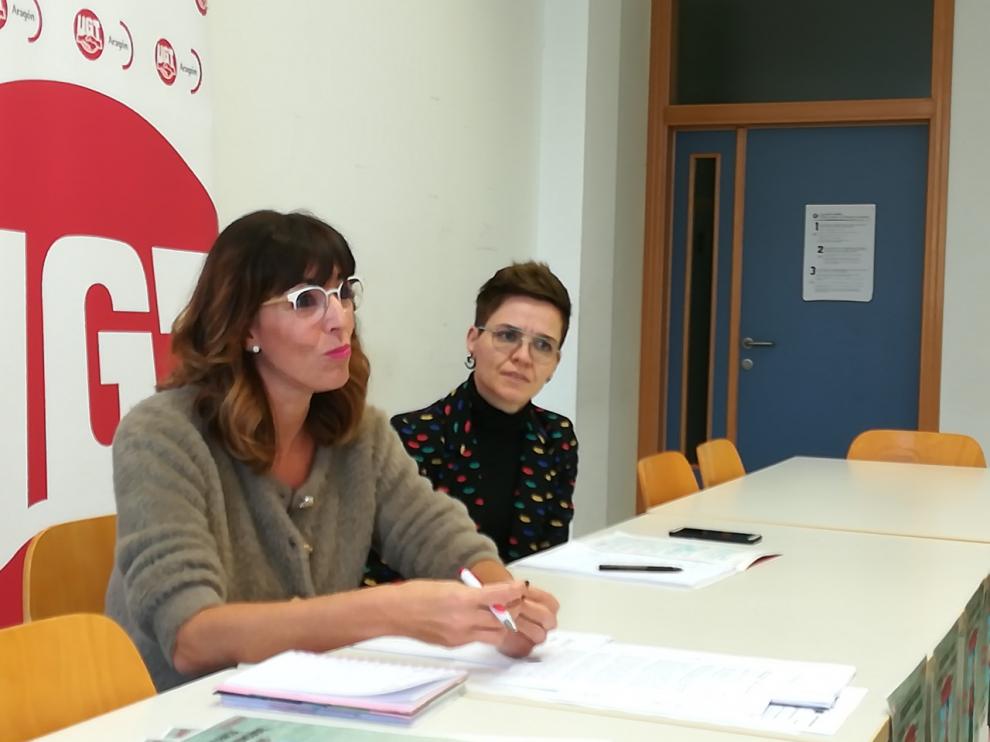 Eva Urbón, orientadora y psicóloga de UGT Aragón y Sonia Montoro, secretaria de Juventud de este sindicato en la rueda de prensa ofrecida hoy.