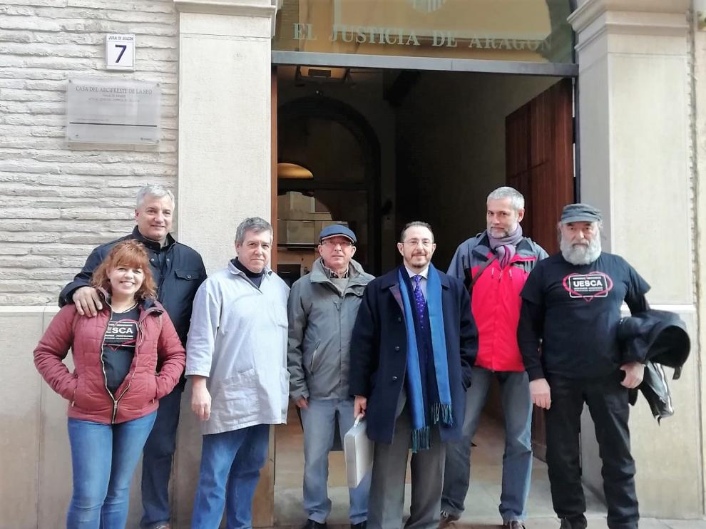 Representantes de la Plataforma Charramos Aragonés delante de la sede del Justicia.