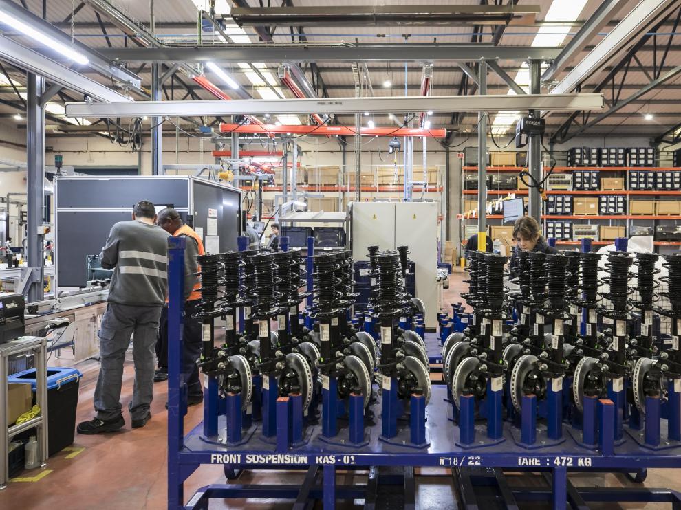 Trabajadores en las instalaciones de la nueva planta productiva de Rhenus Automotive Systems en el polígono de Pedrola (Zaragoza)