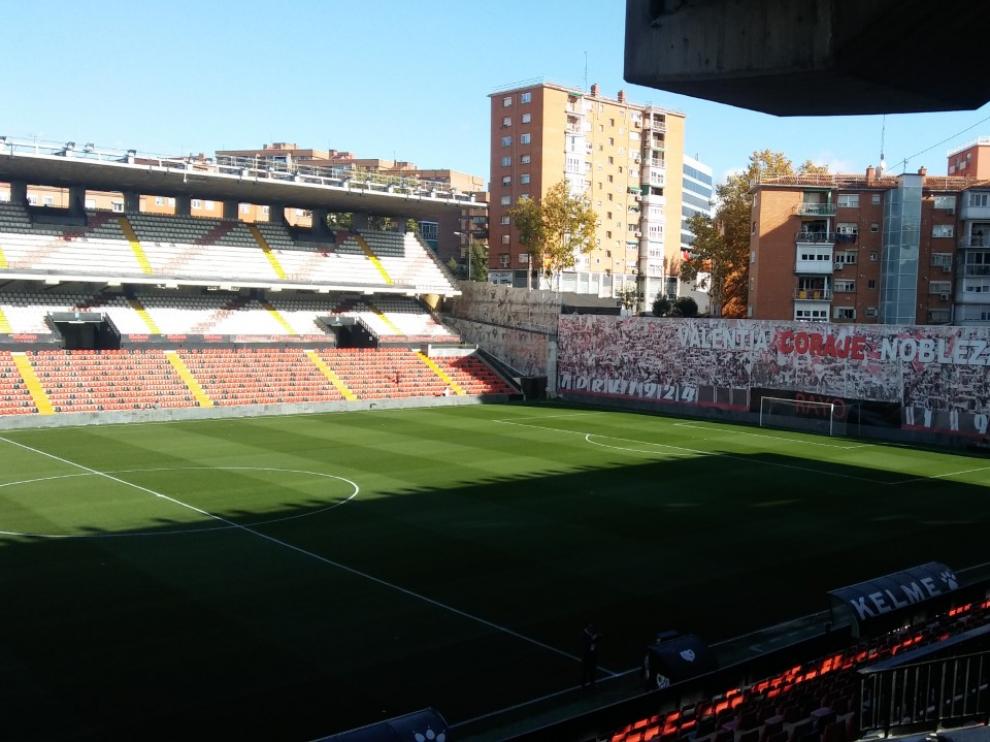 El estadio de Vallecas, listo para el inicio del partido entre el Rayo Vallecano y el Real Zaragoza