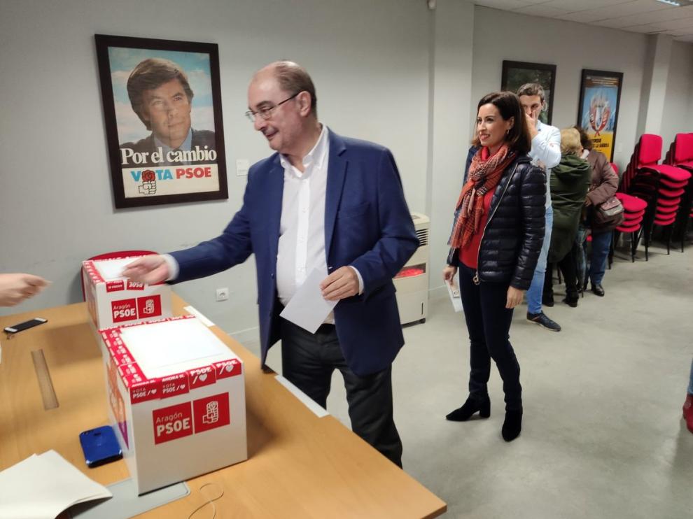El presidente del Gobierno de Aragón, Javier Lambán, ejerciento su voto sobre la consulta a la militancia socialista, en Ejea de los Caballeros