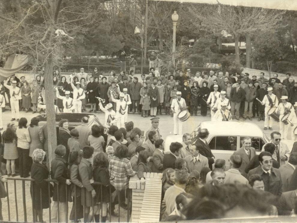 Imagen captada en 1969 de la inauguración oficial del instituto borjano frente a las escaleras de acceso al edificio, cedida por Javier Albericio.