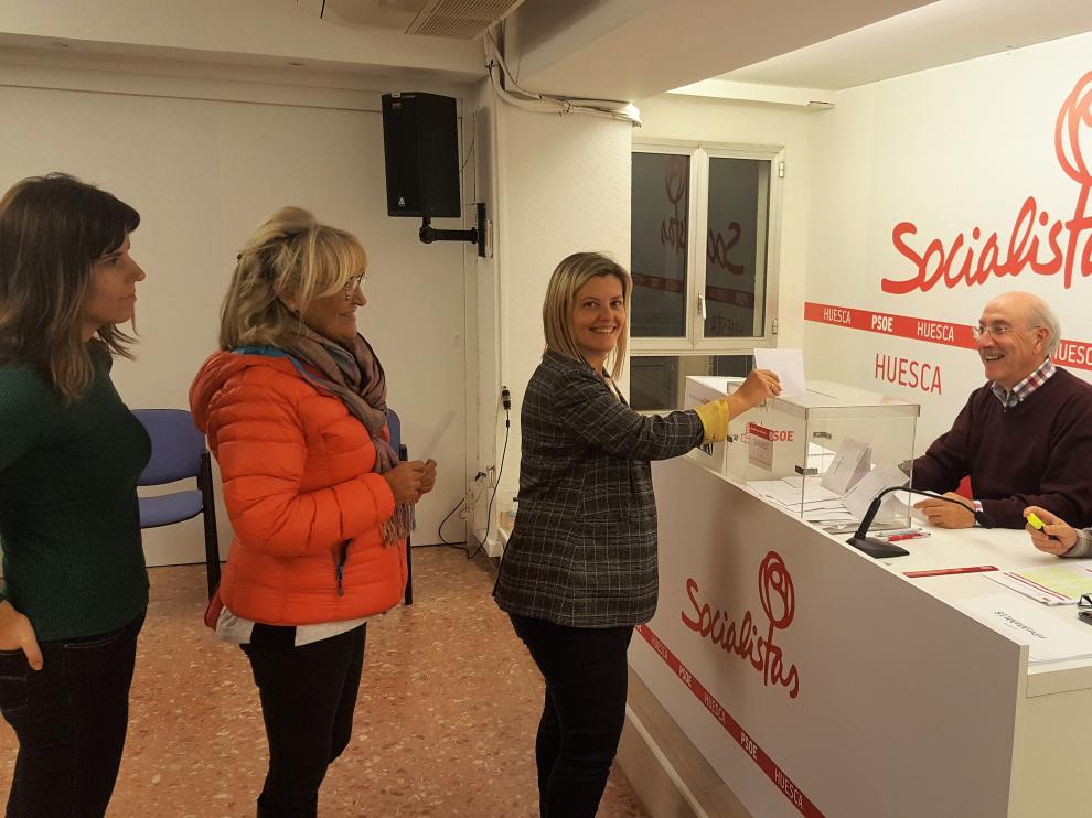 La diputada Begoña Nasarre deposita su voto en la sede del PSOE en Huesca.