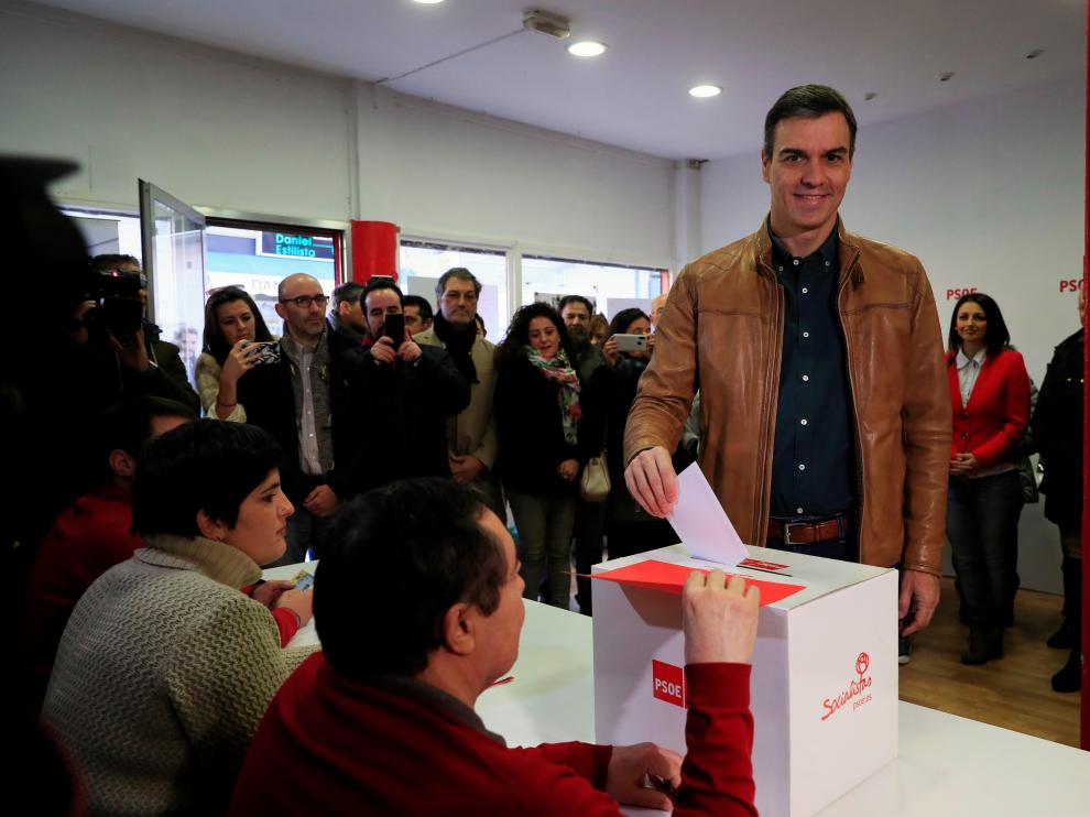 Momento en el que Pedro Sánchez acudió a votar este sábado