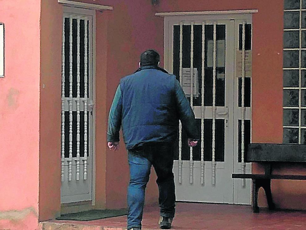 Un vecino entra en el consultorio médico de Cucalón, que ahora se abre dos días a la semana.