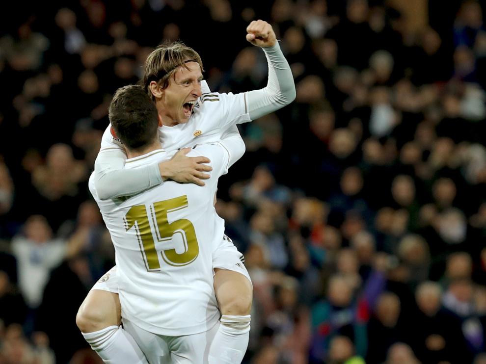 Valverde celebra su gol con su compañero Luca Modric.