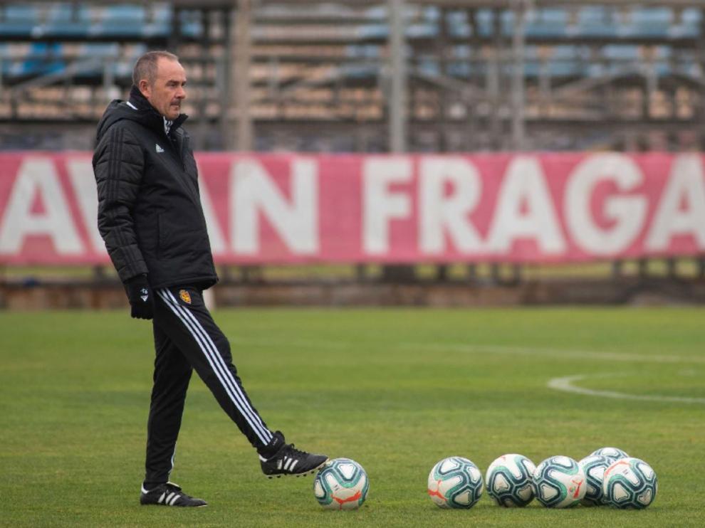Víctor Fernández golpea un balón durante el entrenamiento del equipo este viernes en la Ciudad Deportiva.