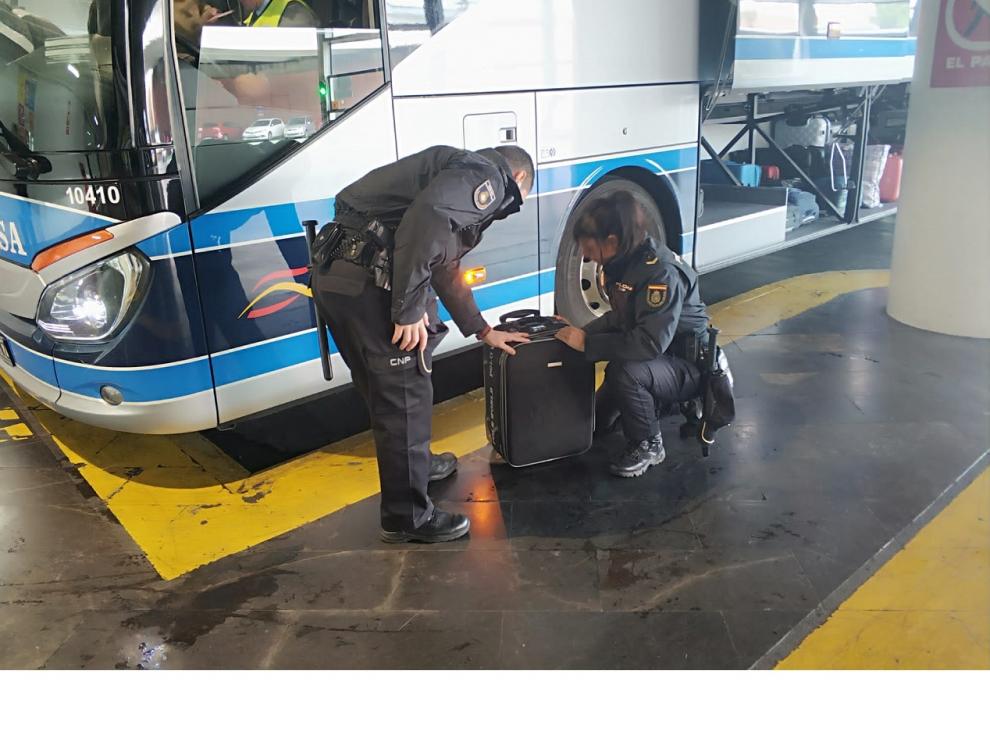 Agentes de la Policía registraron el equipaje de la sospechosa
