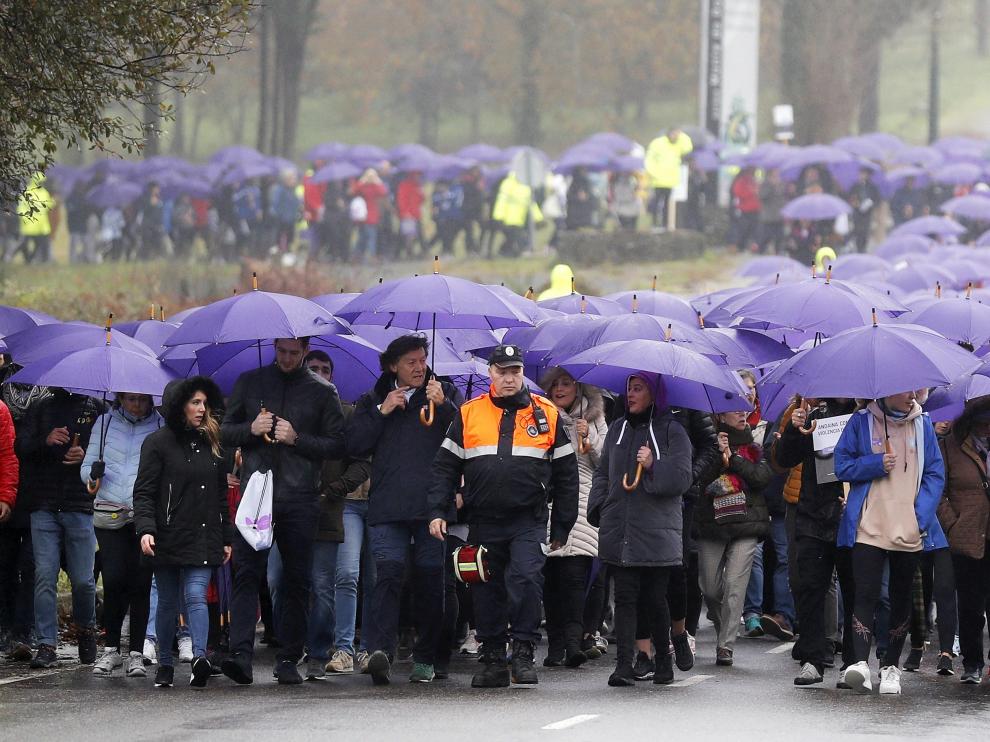 Cientos de personas bajo la lluvia en la marcha celebrada este domingo en Santiago de Compostela con motivo del Día Internacional contra la Violencia de Género.