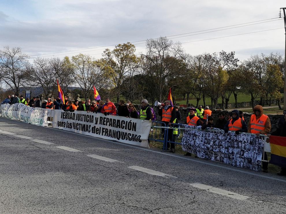 Decenas de personas han acudido este domingo al Valle de los Caídos en una protesta organizada por asociaciones memorialistas.