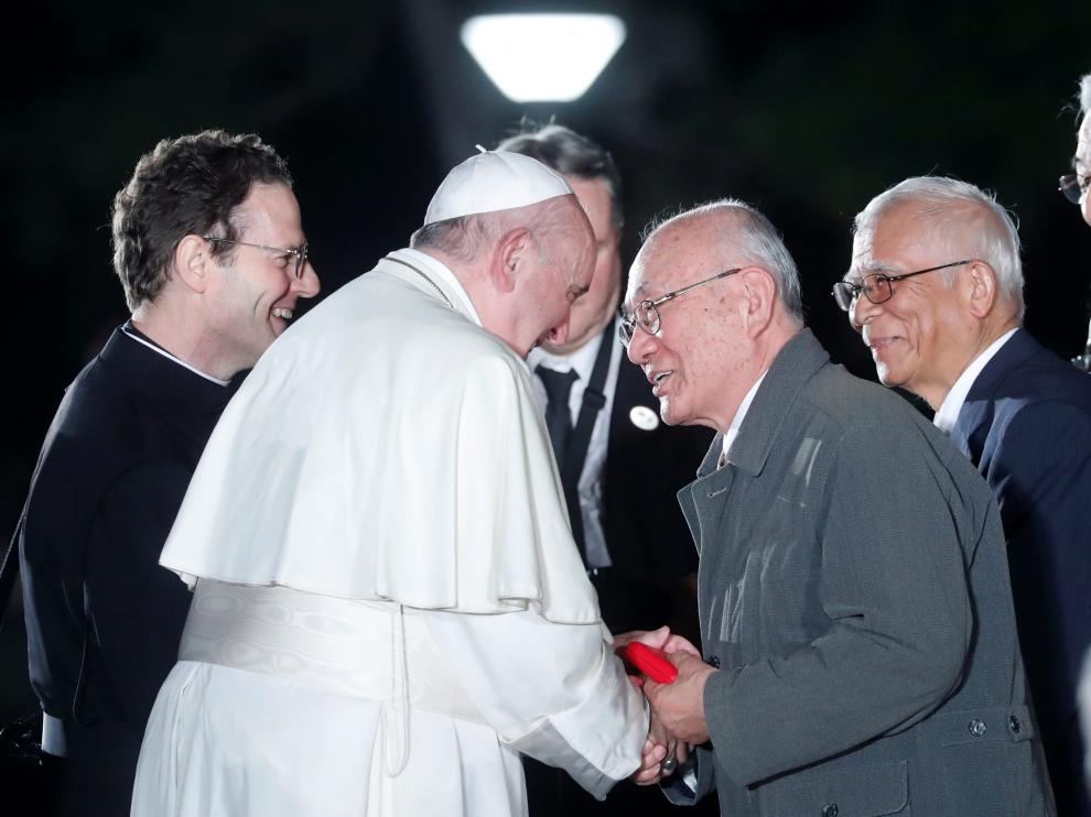 El El Papa, con uno de los supervivientes del bombardeo, en el Parque de la Paz de Hiroshima