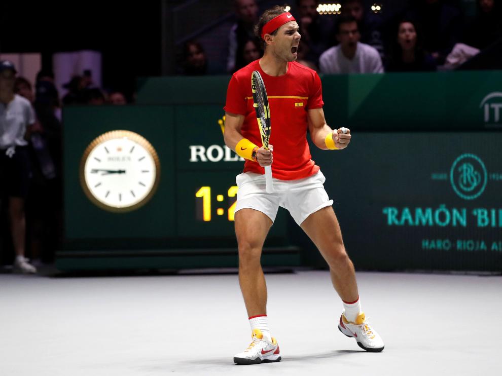 l español Rafa Nadal durante su partido frente al canadiense Denis Shapovalov, correspondiente al segundo punto de la final de la Copa Davis